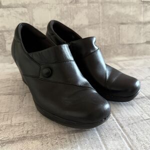 Clarks Bendables Black Leather Ankle Boots Button Accent Comfort Heel Sz 8M